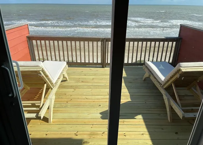 Stunning Beachfront 3 Bedroom Home, Coralmoonbeach